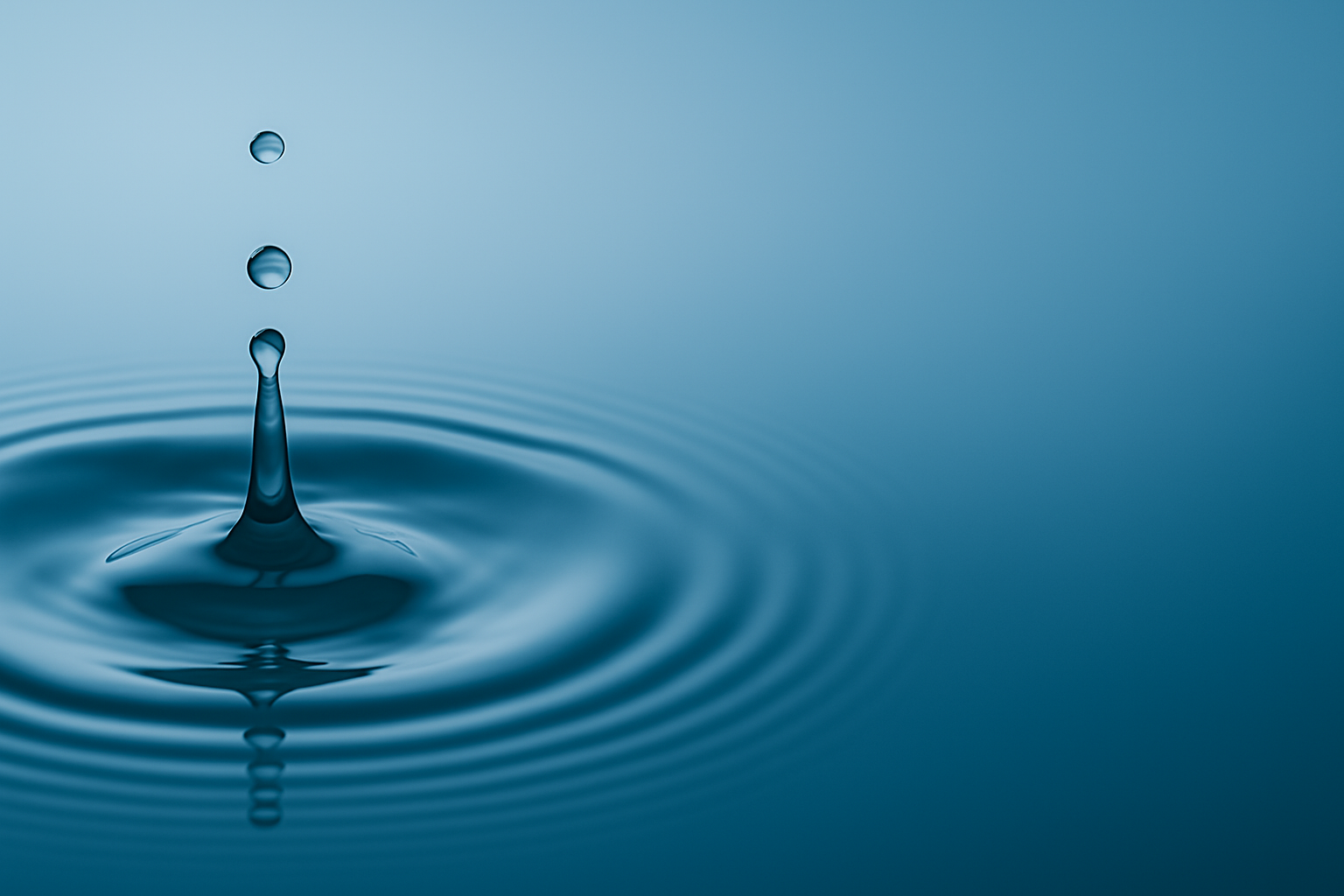 Klares Wasser in einem Filterbecken mit Zeolith-Schüttbett